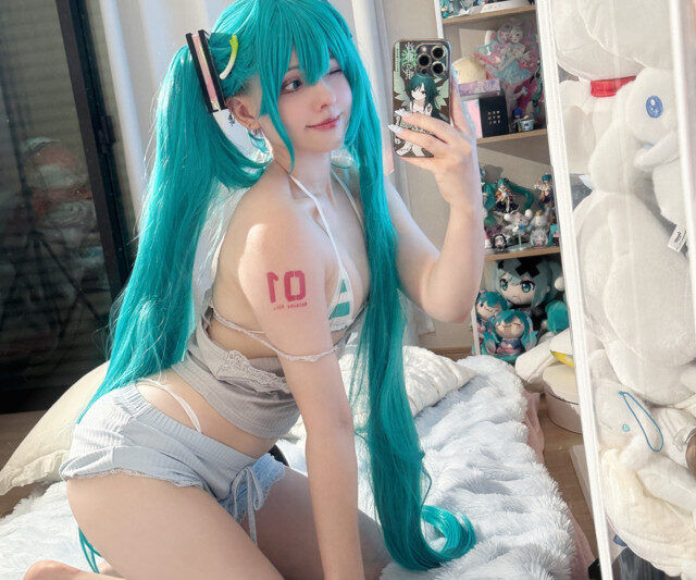 #Saya Scarlet – Confy Miku